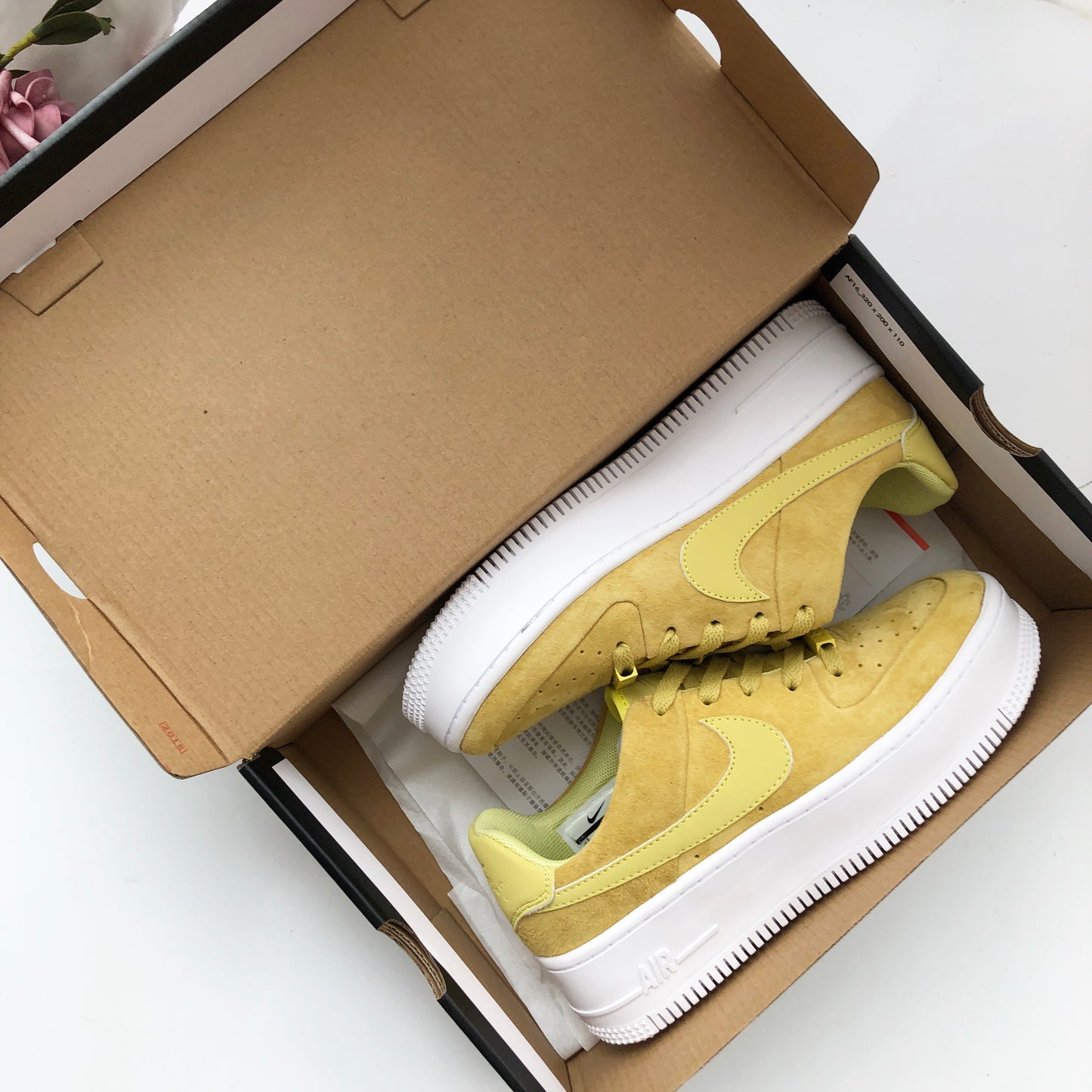 Air Force 1 SAGE LOW LX Yellow - whatever on 